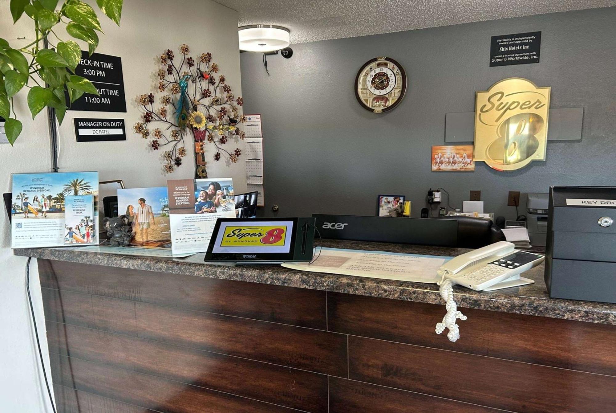 Hotel Super 8 By Wyndham Perry Ia Zewnętrze zdjęcie